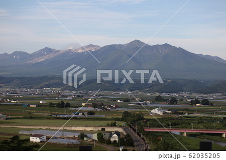 富良野盆地と十勝岳連峰 富良野盆地と十勝岳連峰 62035205