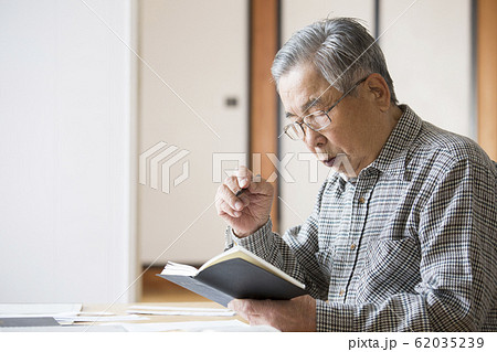 勉強をする日本人高齢者 勉強をする日本人高齢者 62035239