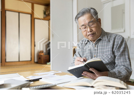 勉強をする日本人高齢者 勉強をする日本人高齢者 62035245