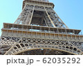 フランス パリ 見上げる エッフェル塔 62035292