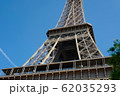 フランス パリ 見上げる エッフェル塔 62035293