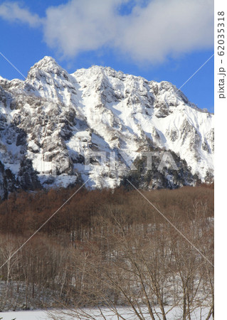 冬の戸隠高原　鏡池から望む戸隠連山 62035318