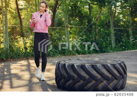 Sports girl training ain a summer park 62035406