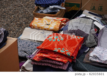 「積まれた着物」 62035601