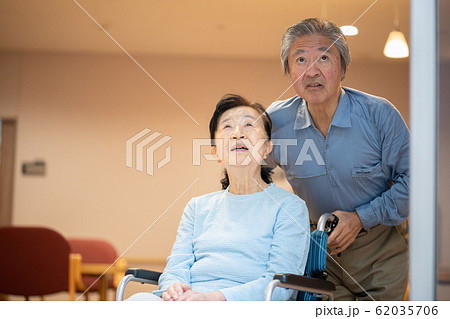 老人ホーム　シニア　談笑 62035706