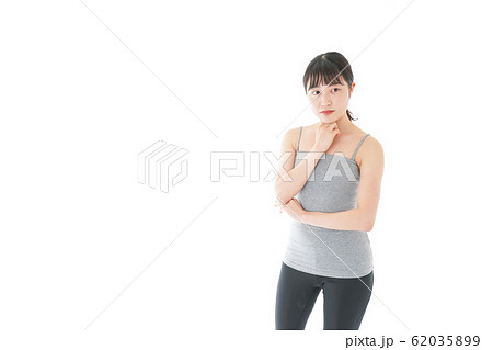 体型に悩む若い女性 体型に悩む若い女性 62035899