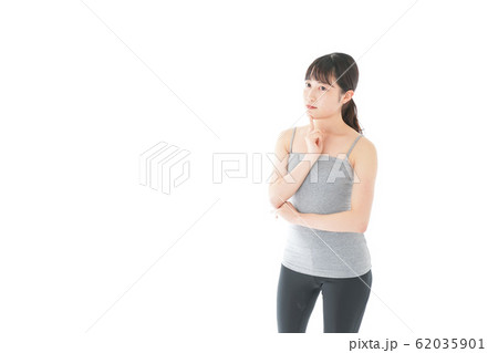 体型に悩む若い女性 体型に悩む若い女性 62035901