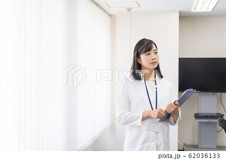 若い女性、白衣 若い女性、白衣 62036133
