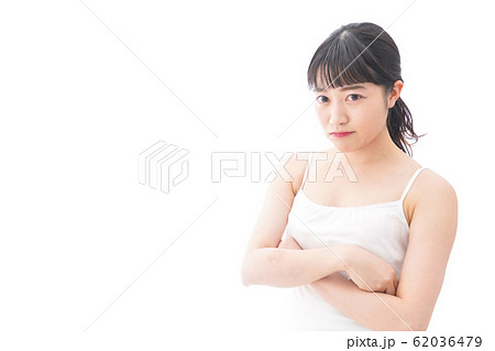 怒りを感じる若い女性 怒りを感じる若い女性 62036479