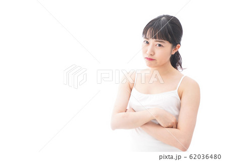 怒りを感じる若い女性 62036480