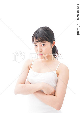 怒りを感じる若い女性 62036483