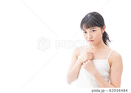 怒りを感じる若い女性 62036484