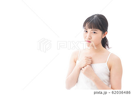 怒りを感じる若い女性 62036486
