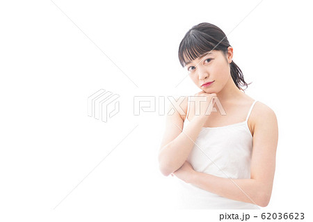 美容に悩む若い女性 美容に悩む若い女性 62036623