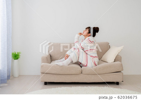 パジャマ姿の女性 パジャマ姿の女性 62036675
