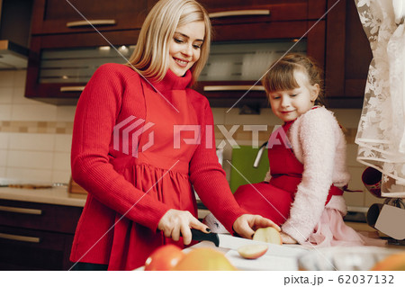 Mother with little daughter at home Mother with little daughter at home 62037132