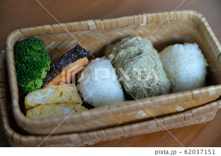 竹籠弁当に入ったおにぎり 62037151