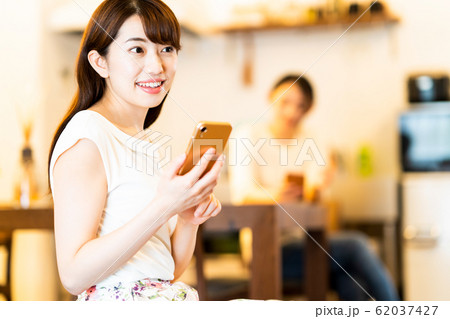 女性 若い女性 かわいい ライフスタイル カジュアル 女性 若い女性 かわいい ライフスタイル カジュアル 62037427