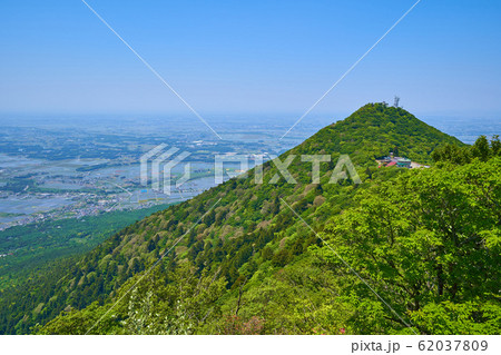 茨城の筑波山 女体山頂から西側の男体山方面を見る 茨城の筑波山 女体山頂から西側の男体山方面を見る 62037809