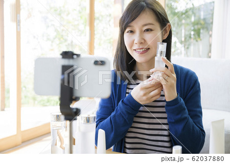 化粧品を紹介する女性ユーチューバー 化粧品を紹介する女性ユーチューバー 62037880