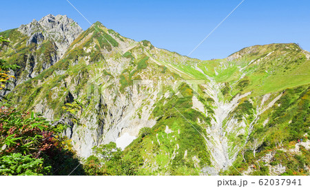 秋の五竜岳登山 （遠見尾根から五竜岳・白岳を望む） 62037941