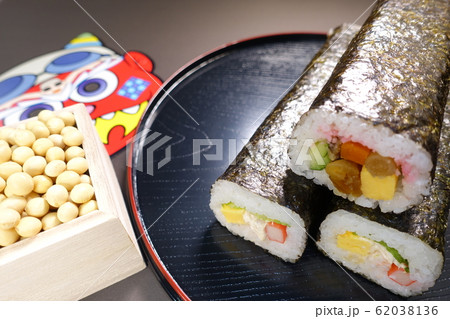 節分　恵方巻　豆まき 62038136