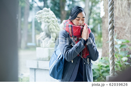 神社でお参りする高校生 神社でお参りする高校生 62039626