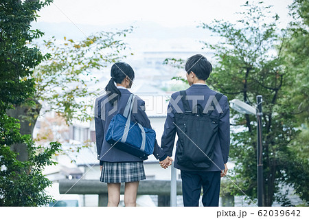 高校生カップルの登下校 62039642