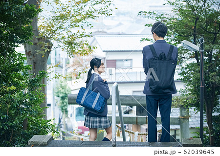 高校生カップルの登下校 62039645