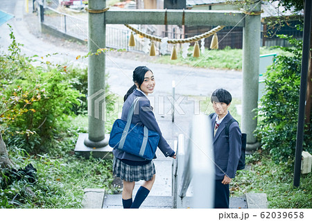 高校生カップルの登下校 62039658
