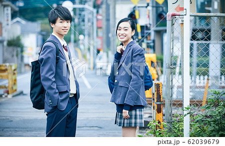 高校生カップルの登下校 62039679