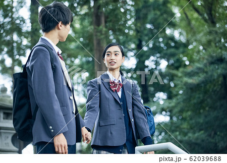 高校生カップルの登下校 62039688