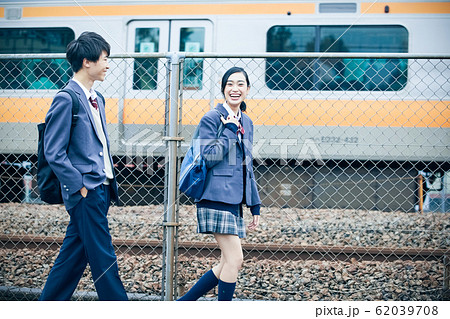 高校生カップルの登下校 62039708