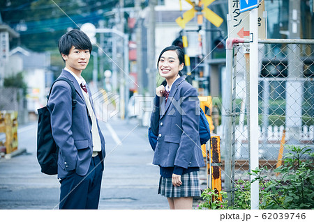 高校生カップルの登下校 62039746