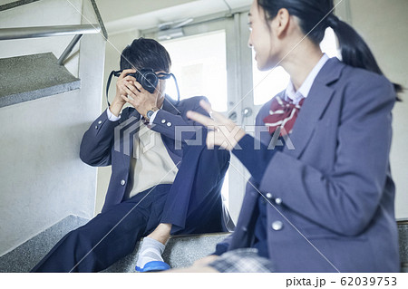写真を撮る高校生カップルの写真素材
