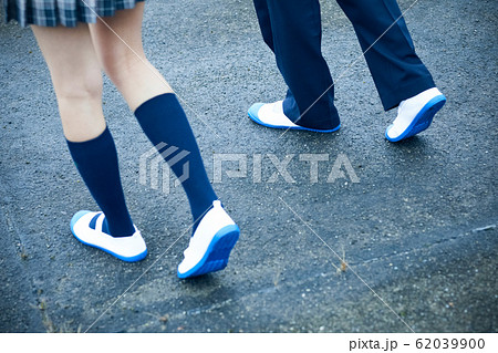 仲良しの学生カップル 62039900