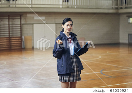 部活のマネージャーをする高校生 部活のマネージャーをする高校生 62039924