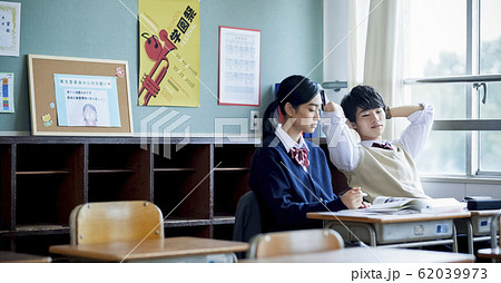 勉強をする高校生の男女 62039973
