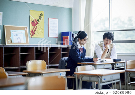勉強をする高校生の男女 62039996