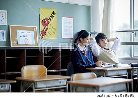 勉強をする高校生の男女 62039999