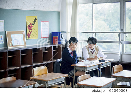 勉強をする高校生の男女 勉強をする高校生の男女 62040003
