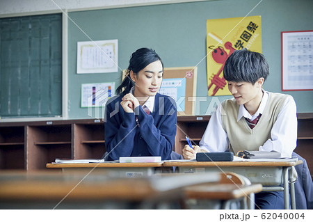 勉強をする高校生の男女 62040004