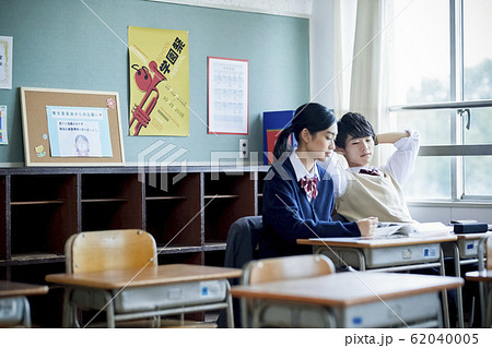 勉強をする高校生の男女 勉強をする高校生の男女 62040005