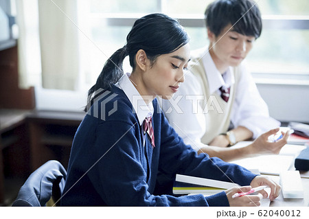 勉強をする高校生の男女 勉強をする高校生の男女 62040012
