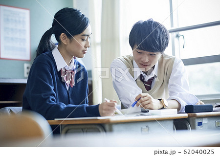 勉強をする高校生の男女 62040025