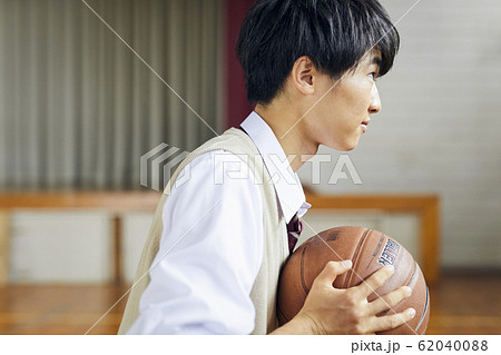 バスケをする高校生の写真素材 6400