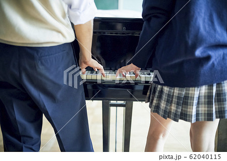 ピアノを弾く高校生カップル ピアノを弾く高校生カップル 62040115