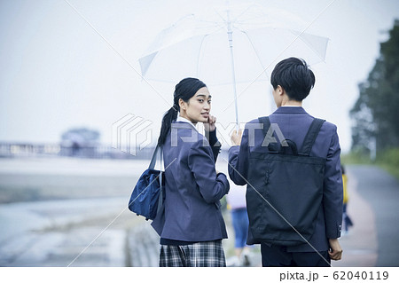 雨の日の高校生カップルの登下校 雨の日の高校生カップルの登下校 62040119