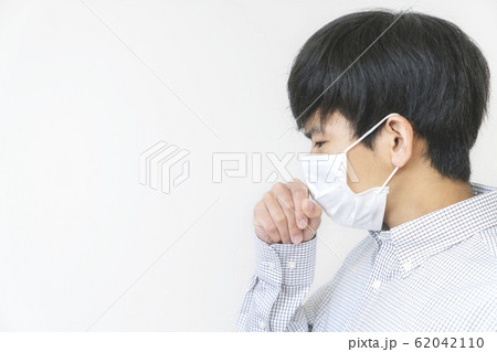 咳をする男の子 マスク 咳をする男の子 マスク 62042110