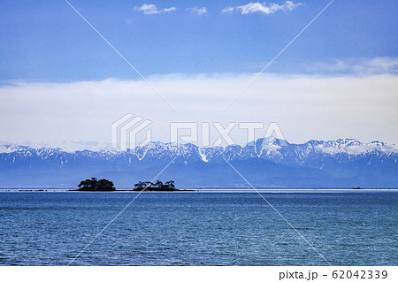 富山県氷見市女良から眺める立山連峰 62042339